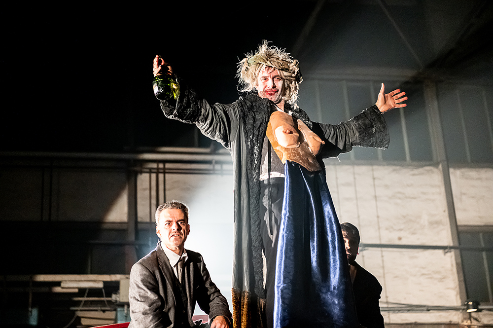 Gregor von Holdt als alte Alma mit Alexander Abramyan als Burckhardt und Christian Korthals als Gustav Klimt