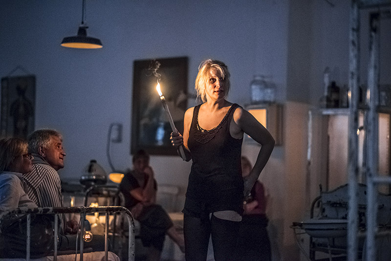 Katja Sallay als Alma 3