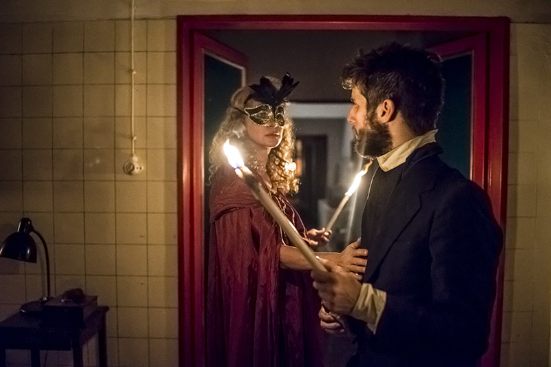 Anna Franziska Srna als Alma 1 und Martin Hemmer als Priester Johannes Hollnsteiner