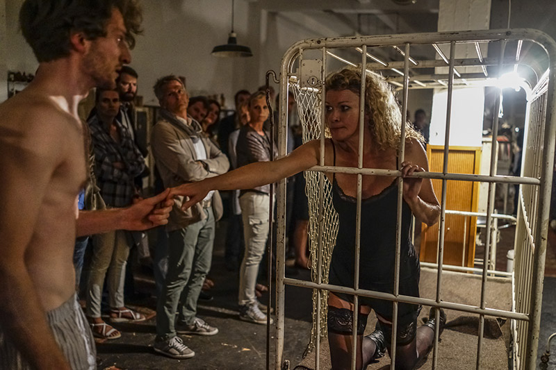 Béla Emanuel Bufe als Walter Gropius und Anna Franziska Srna als Alma 1
