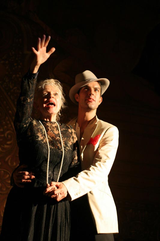 Alma Mahler-Werfel (Flo Lawrence) und Kammerdiener August Hess (Ruben Garcia)
