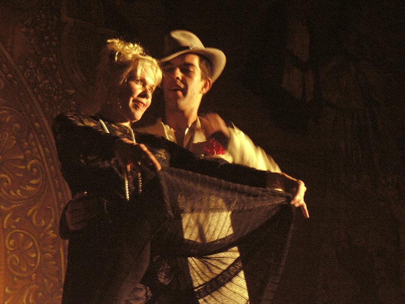 Alma Mahler-Werfel (Flo Lawrence) und Kammerdiener August Hess (Ruben Garcia)
