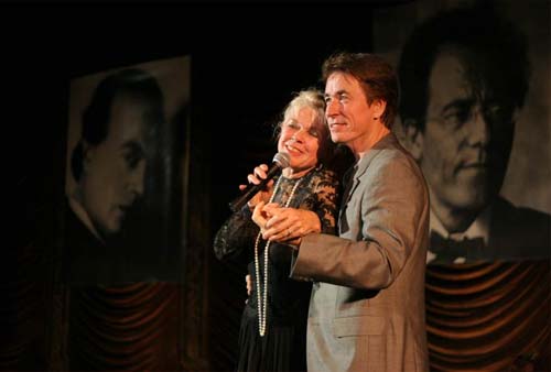 Alma Mahler-Werfel (Flo Lawrence) und Werfel (Anthony St. Martin)