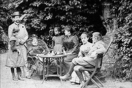 Die Familie 1890 im Garten von Schloss Plankenberg (rechts die Eltern, links Alma und der Maler Carl Moll)