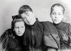 Anna von Bergen-Schindler with her daughters Alma and Grete